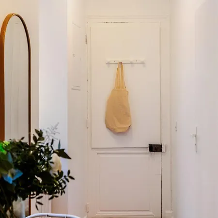 Centre - Sanctuaire Et Grotte דירה *